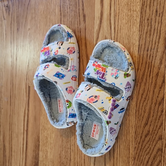 Toy to the World Disney Crocs M4W6 - Picture 2 of 4